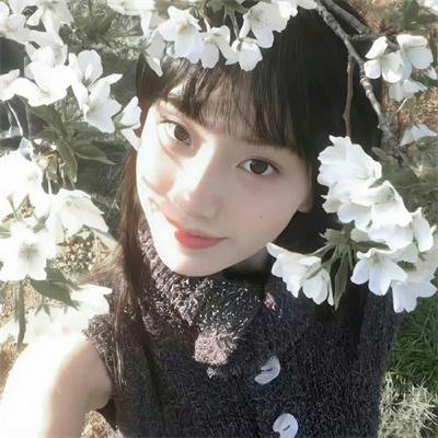 泳池里的女人